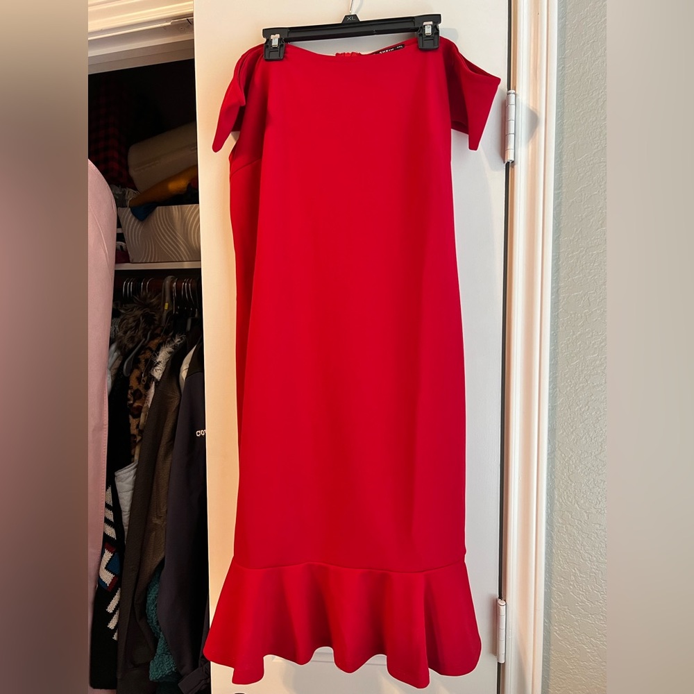 Shein- never worn. No tags. Smoke free home. Off shoulder mermaid style dress.